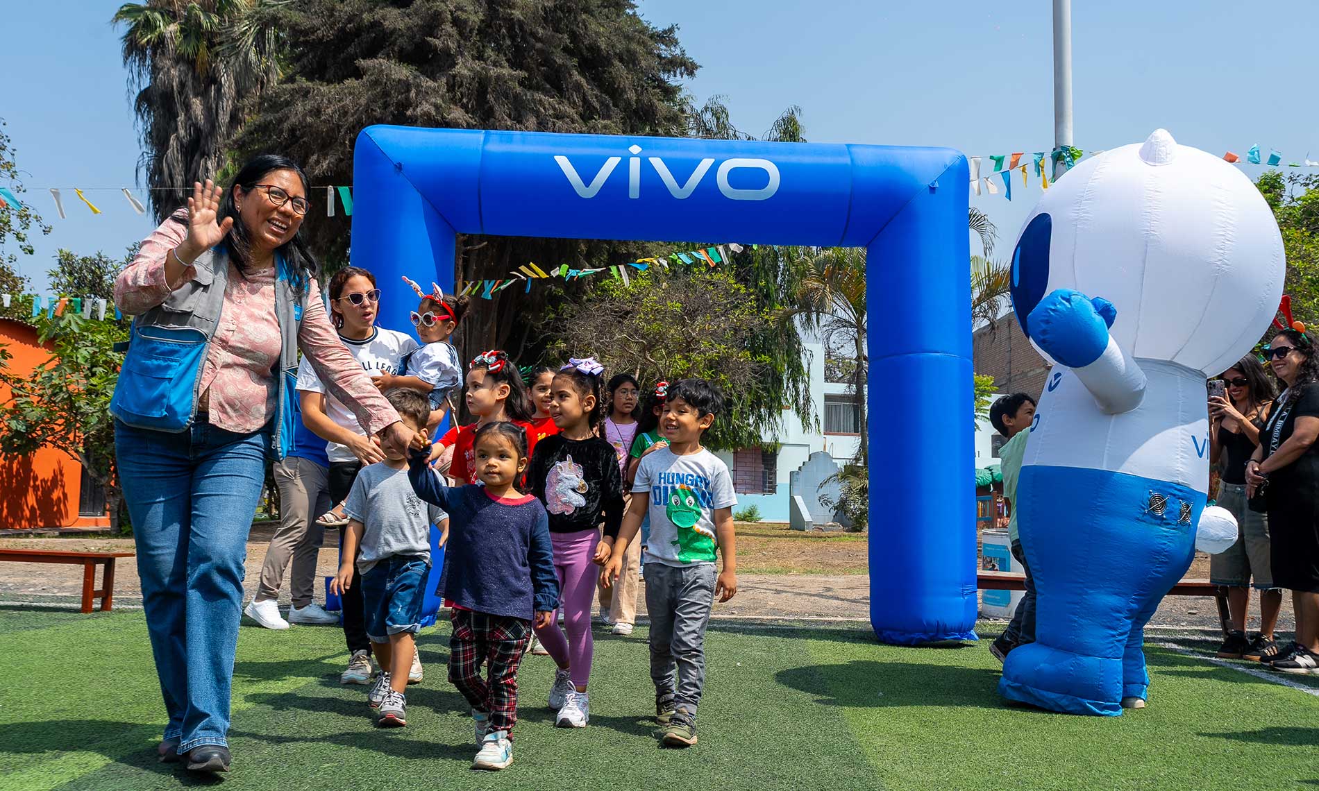 vivo Smartphone llevó alegría a más de 300 niños de Aldeas Infantiles SOS con su campaña navideña "Yo vivo la Navidad"
