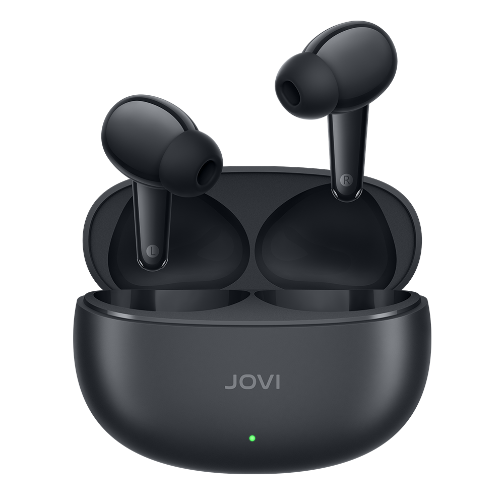 Dois fones pretos sem fio próximos à sua caixinha de carregamento. Um mais perto da caixinha e um mais em cima.