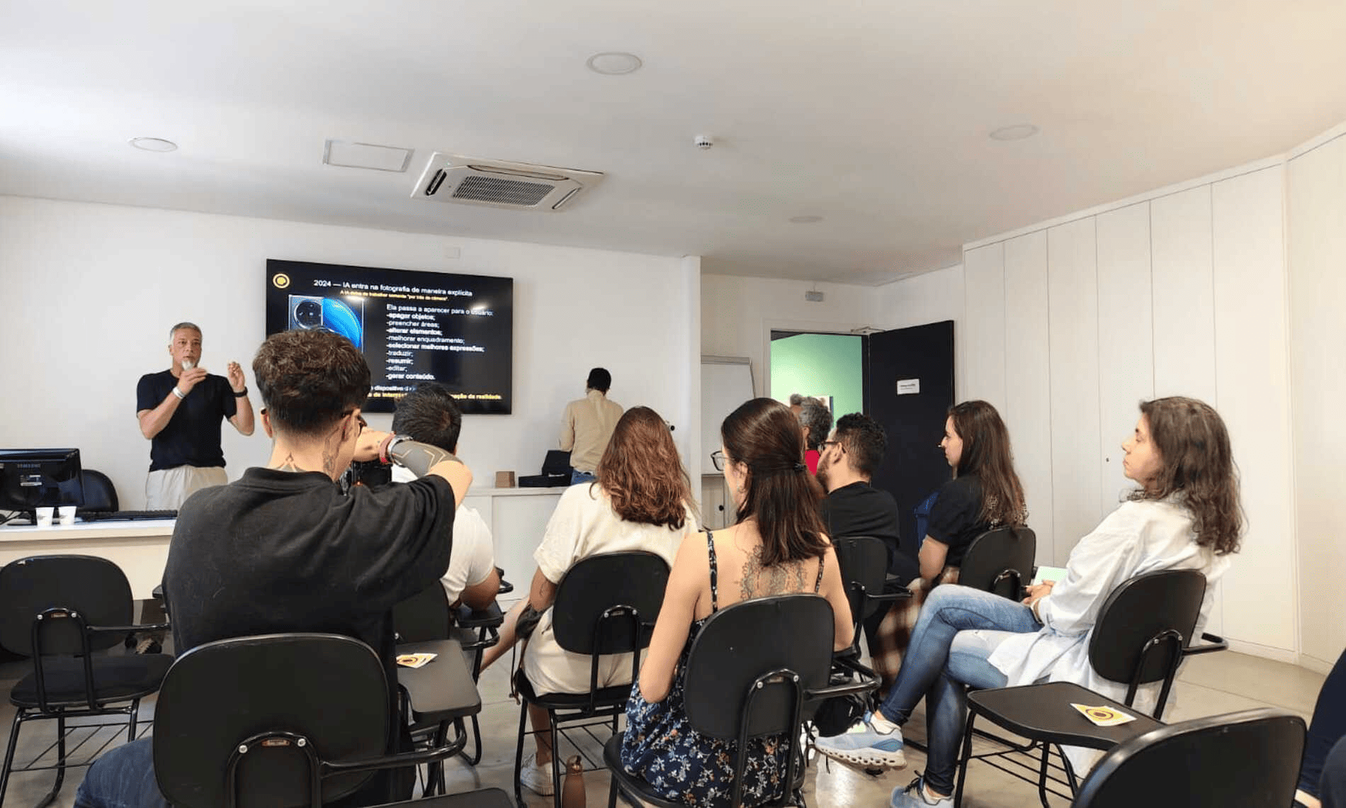 Workshop gratuito de fotografia mobile promovido pela JOVI e Mobgraphia com participantes em sala de aula