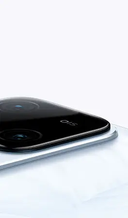 tek parça kademeli tasarıma sahip inci beyazı renginde vivo V30