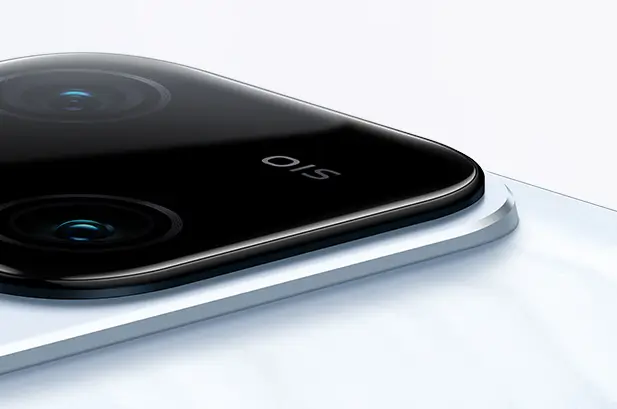 tek parça kademeli tasarıma sahip inci beyazı renginde vivo V30