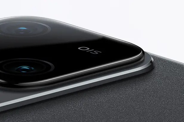 tek parça kademeli tasarıma sahip derin gece siyahı renginde vivo V30