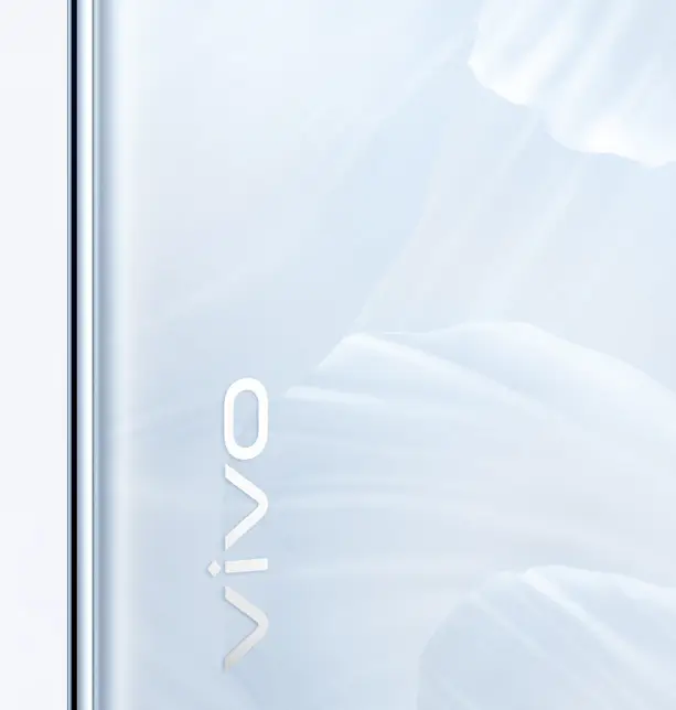 3D yaprak tasarımıyla inci beyazı renginde vivo V30