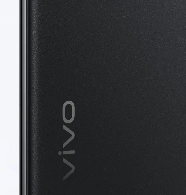 3D yaprak tasarımıyla derin gece siyahı renginde vivo V30