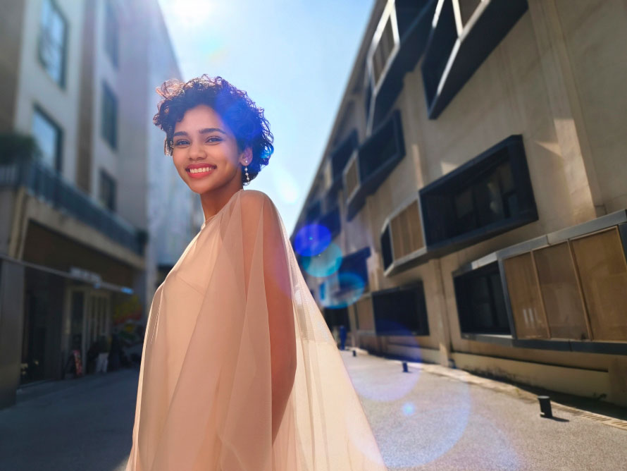 Muestra fotográfica del vivo V40 con retrato con Cine-flare ZEISS